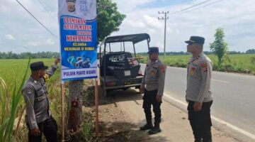 Kapolsek Pantee Bidari Pimpin Pemasangan Banner Imbauan Keselamatan Berlalu lintas