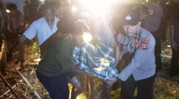 Anggota Polsek Madat Bantu Evakuasi Remaja Yang Tenggelam di Sungai Gampong Pante Bayam
