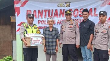 Kepedulian di Hari Bhayangkara Ke 79, Kapolsek Simpang Ulim Serahkan Bansos Door to Door