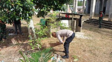 Polri Untuk Masyarakat, Jelang Hari Bhayangkara ke – 79, Polsek Darul Ihsan Gelar Bakti Sosial di Mesjid Darussadah